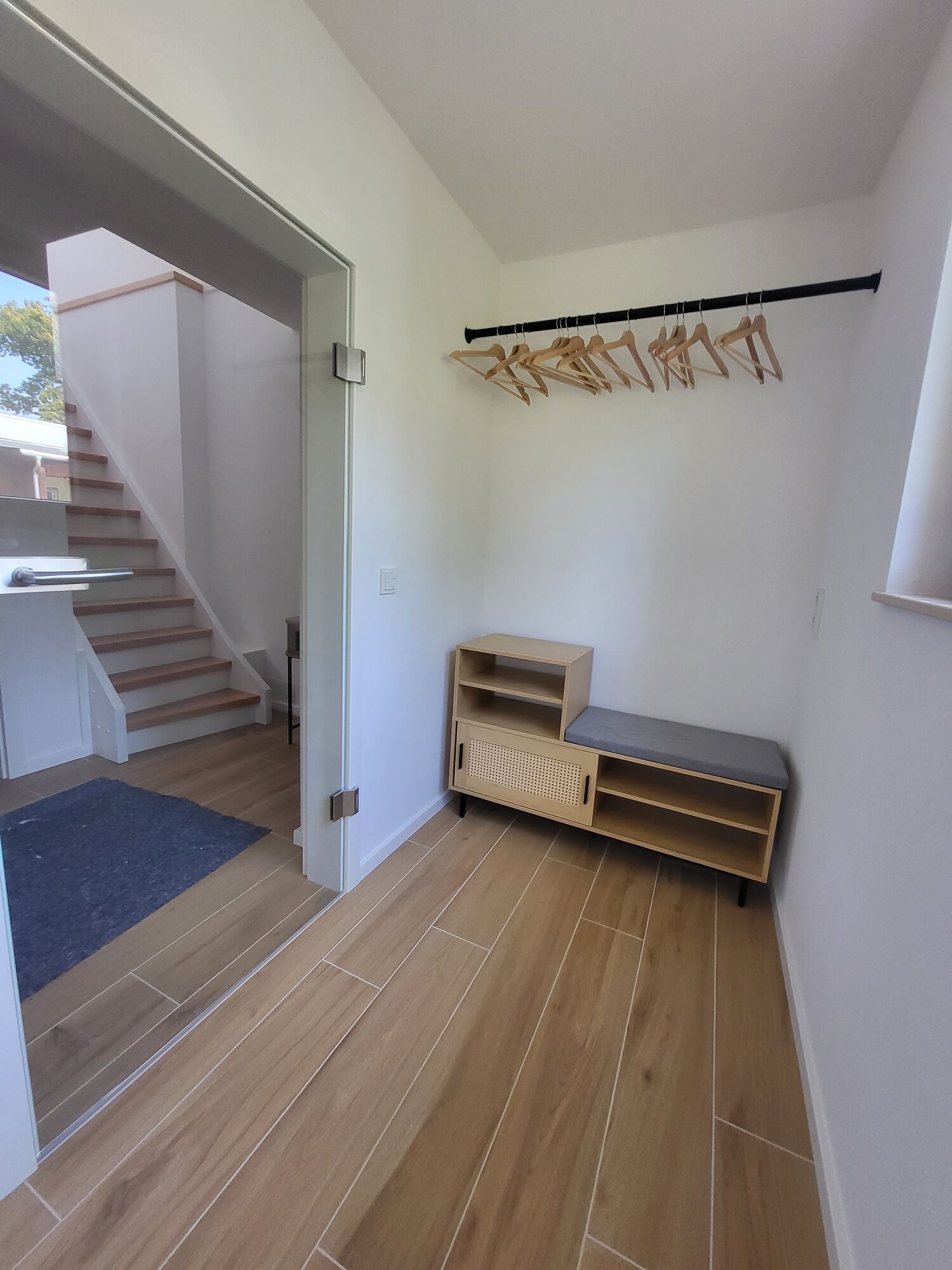 Eingang mit Garderobe im Anbau
