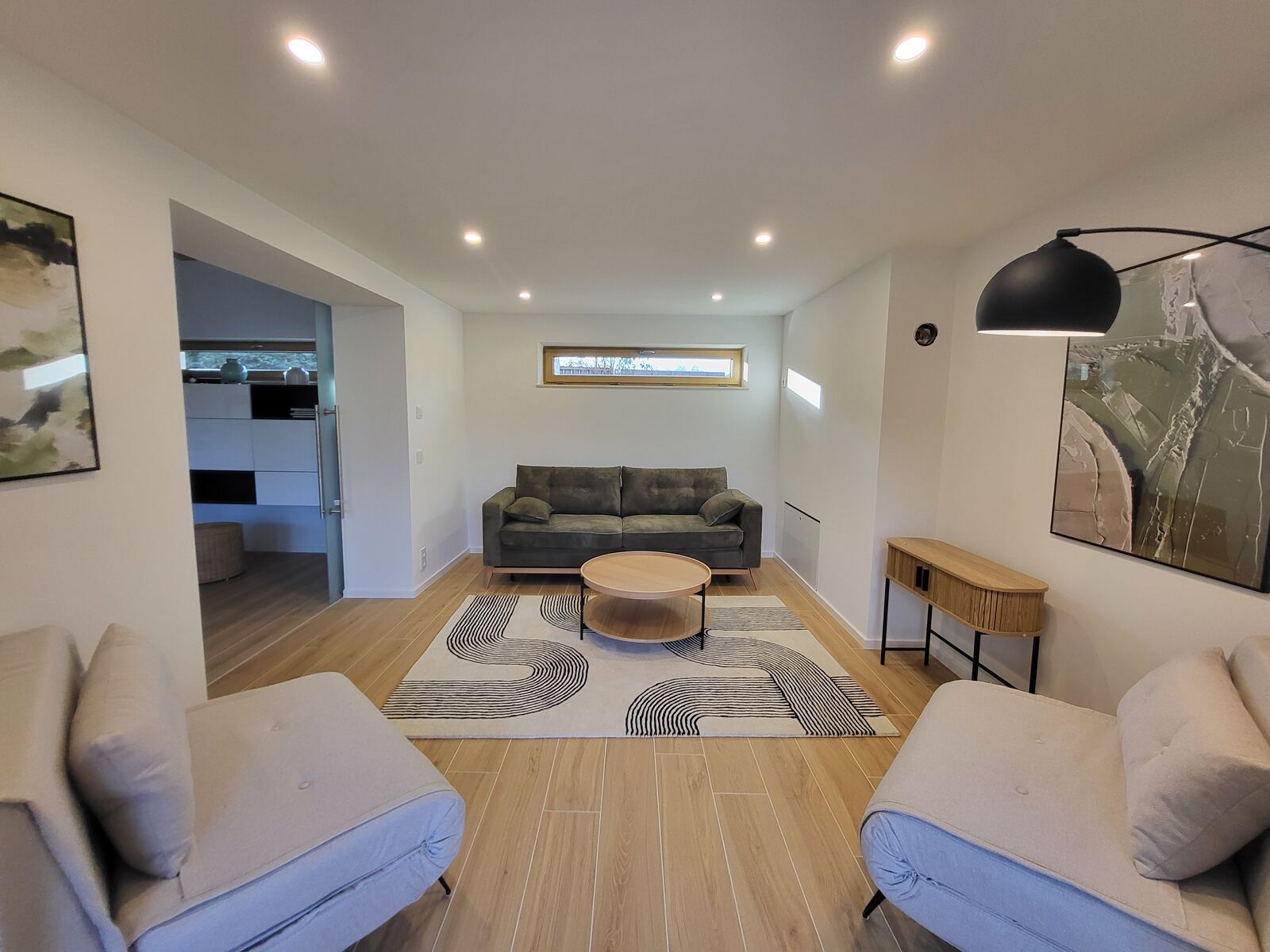 Wohnlounge mit Sofa und schwarz-weißem Linienteppich