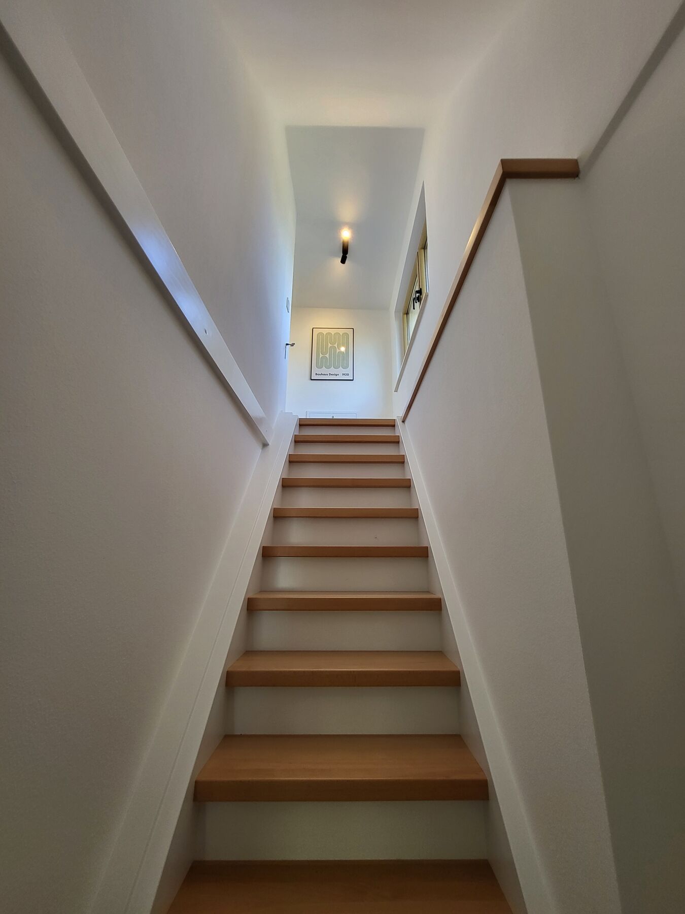 Holztreppe vom Erdgeschoss ins Obergeschoss