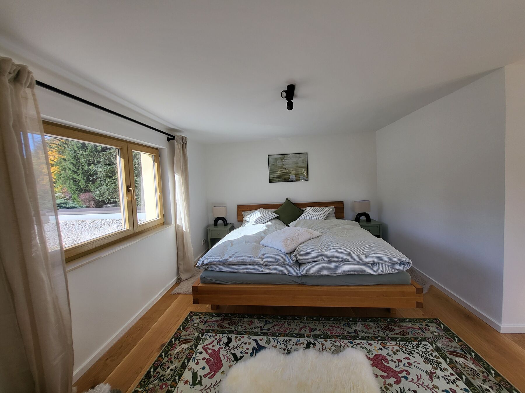 Schlafzimmer im 1. Obergeschoss mit Doppelbett 180 cm