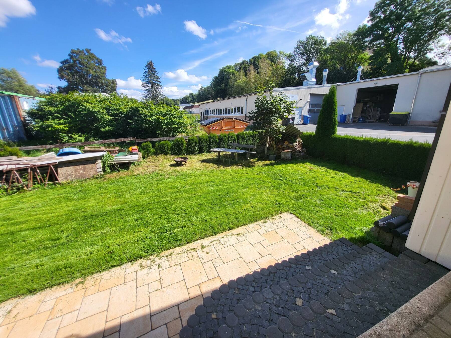 Gepflasterte Terrasse mit Blick in den Garten