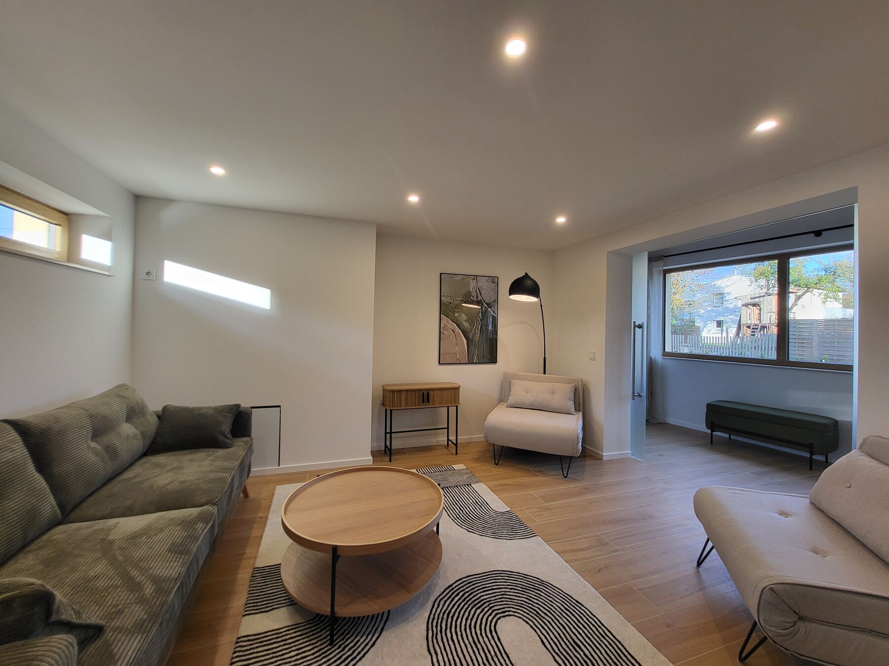 Wohnlounge mit olivgrünem Cord-Sofa und Schlafsesseln